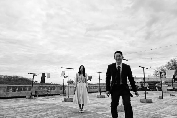 10 Momen Manis Jung Hae In dan Jisoo BLACKPINK di Balik Layar Snowdrop