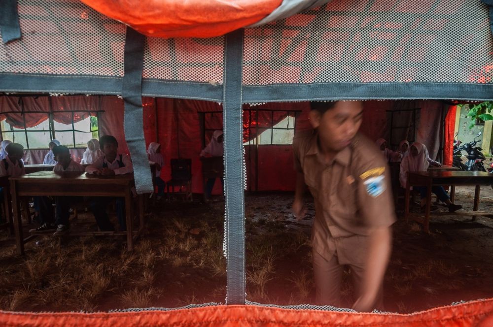 Potret Siswa di Sumur Belajar di Tenda Darurat Usai Gempa M 6,6
