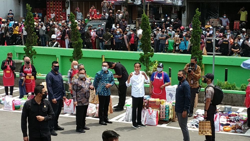 Datangi Pasar Sederhana, Jokowi Kaget Harga Minyak Goreng Masih Tinggi