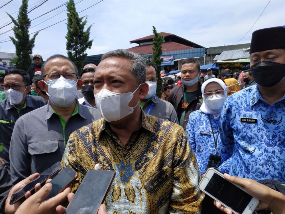 Jokowi Beri Sembako dan Uang Tunai ke 100 Pedagang di Pasar Sederhana