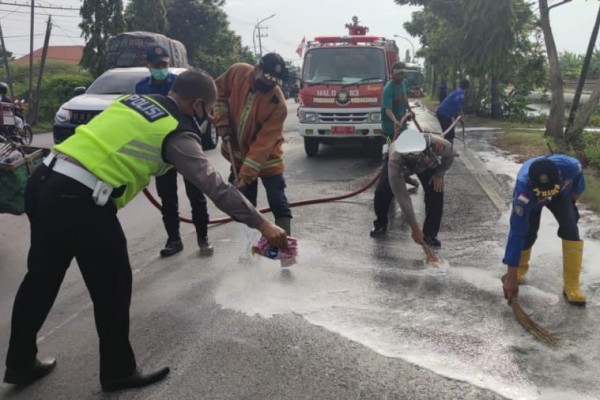 Terpeleset Ceceran Cairan Kimia, Pemotor Tewas di Lamongan