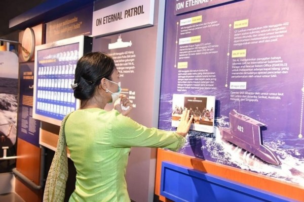 7 Foto Haru Keluarga Kenang Tragedi Kapal Selam Lewat Monumen Nanggala