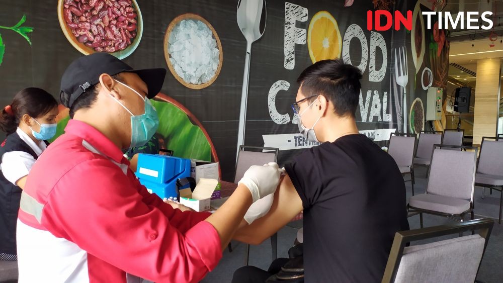 Guru di Semarang Terima Vaksin Booster Bareng Vaksin COVID-19 Anak