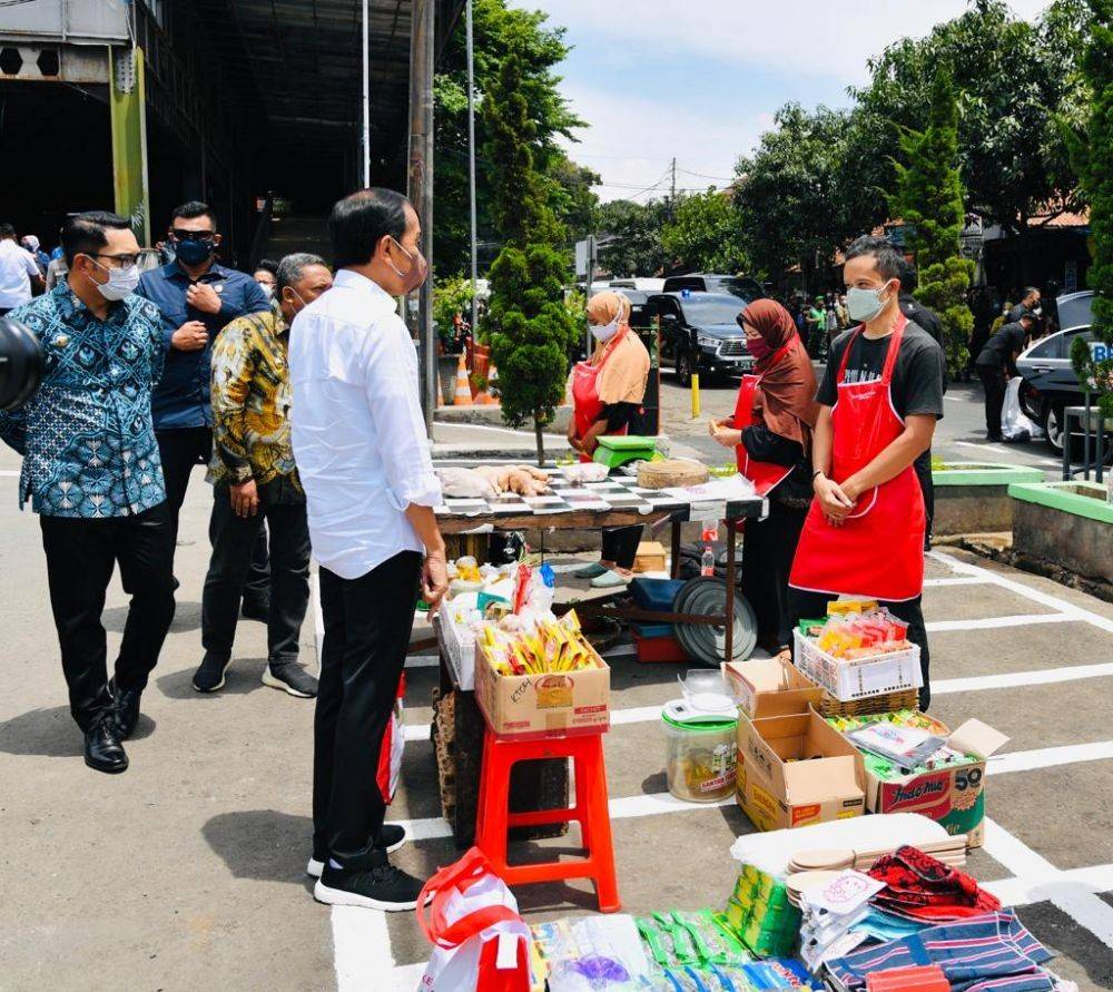 Potret Jokowi Bagi Bantuan Buat Pedagang Di Pasar Sederhana