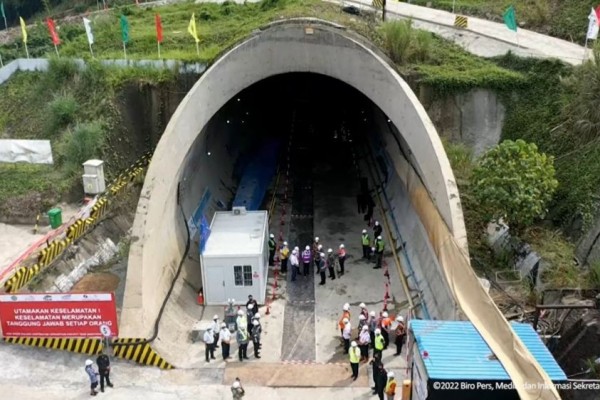 Tinjau Terowongan 2 Kereta Cepat, Jokowi: Masih Ada Masalah Teknis 