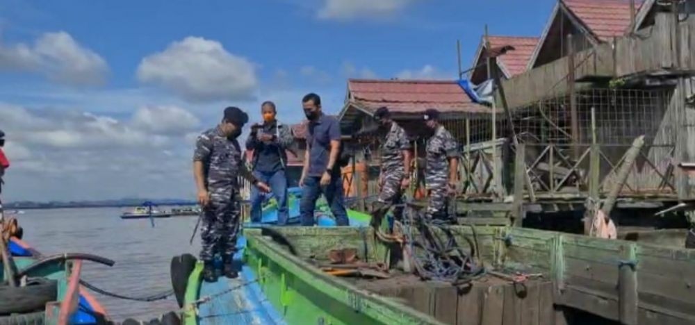 TNI AL Tangkap 8 Kapal Motor Pencuri Batu Bara di Atas Tongkang