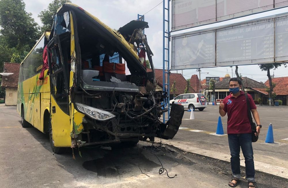 Bus Terguling di Jalan Bojonegoro, Satu Pemotor Tewas
