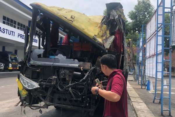 Bus Terguling di Jalan Bojonegoro, Satu Pemotor Tewas