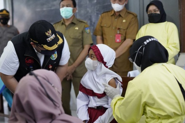 Semangati Anak untuk Vaksinasi, Bupati Kediri Beri Hadiah Buku Tulis