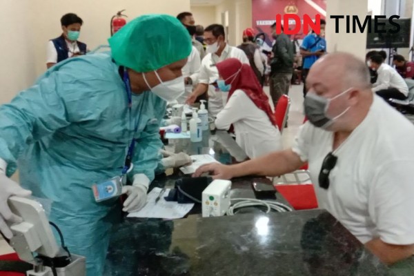 Kasus COVID-19 Tembus 7.000 hingga Militer Singapura Latihan di RI