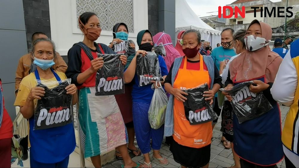 Rebutan Kaos Puan di Peresmian Pasar Legi, Warga Desak-desakan