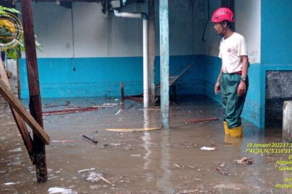 Hujan Angin, 2 Sungai Di Sleman Meluap Hingga Banjiri Rumah