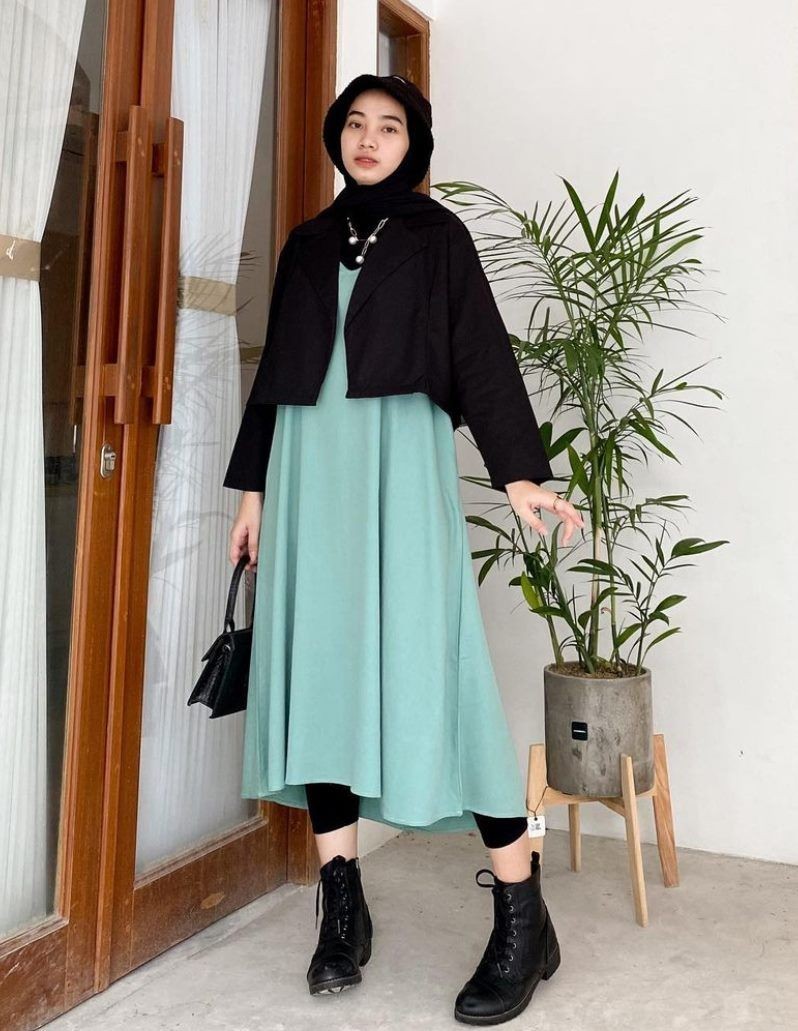10 Padu Padan Crop Tank Top untuk Style Hijab, Kekinian Bang