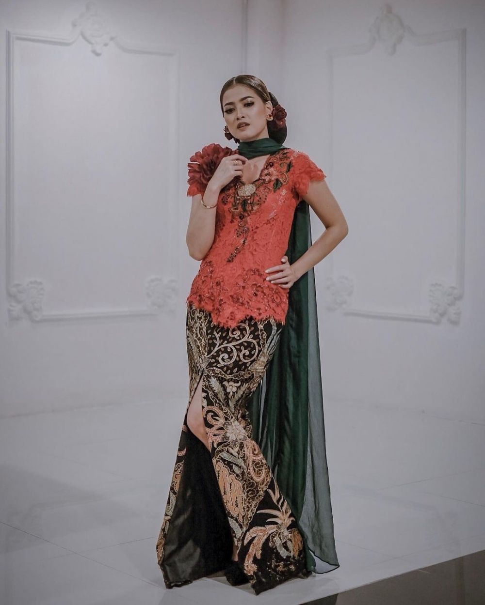 9 Inspirasi Kebaya Glamor Bertebaran Payet Dan Bordir 