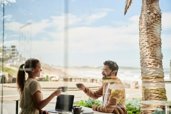 5 Tips Menghadapi Pacar yang Punya Banyak Teman Cowok, Cool Aja Bro!