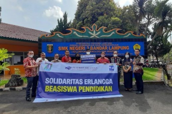 Penerbit Erlangga Beri Beasiswa 3 Pelajar Yatim Piatu COVID-19 Lampung
