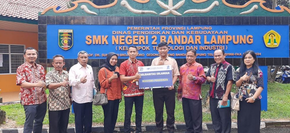 Penerbit Erlangga Beri Beasiswa 3 Pelajar Yatim Piatu COVID-19 Lampung