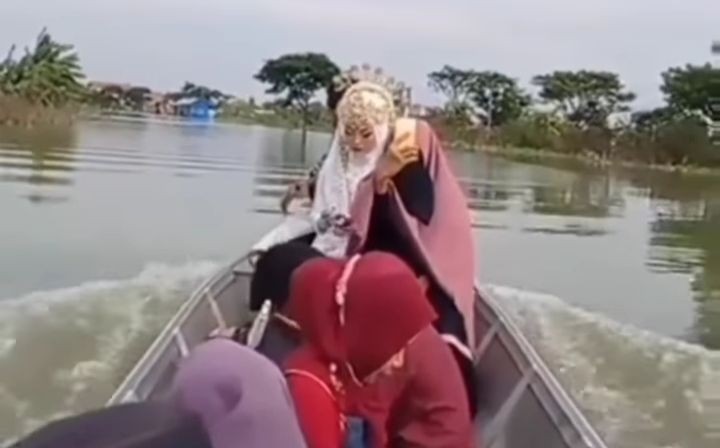 Banjir, Pengantin Wanita di Lamongan Ini Naik Perahu ke KUA