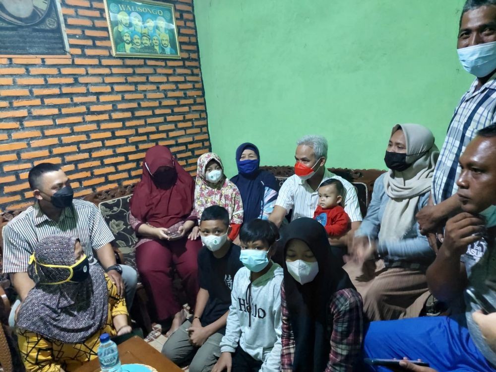 Terpisah Puluhan Tahun, Ganjar Pranowo Terharu Bertemu Sepupu di Lampung
