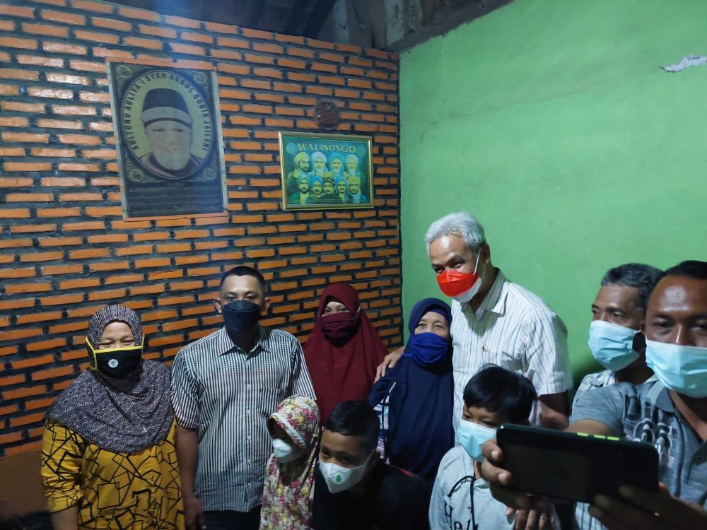 Terpisah Puluhan Tahun, Ganjar Pranowo Terharu Bertemu Sepupu di Lampung