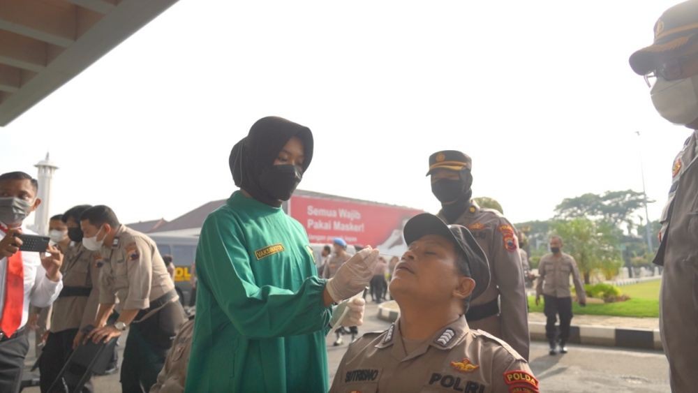 Cegah Penularan Omicron, 200 Polisi di Semarang Dites Swab Antigen