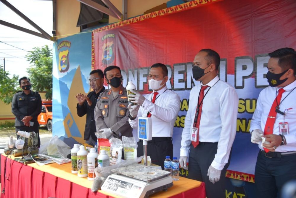 Polda Lampung Bongkar Lokasi Produksi Pupuk Ilegal di Pringsewu