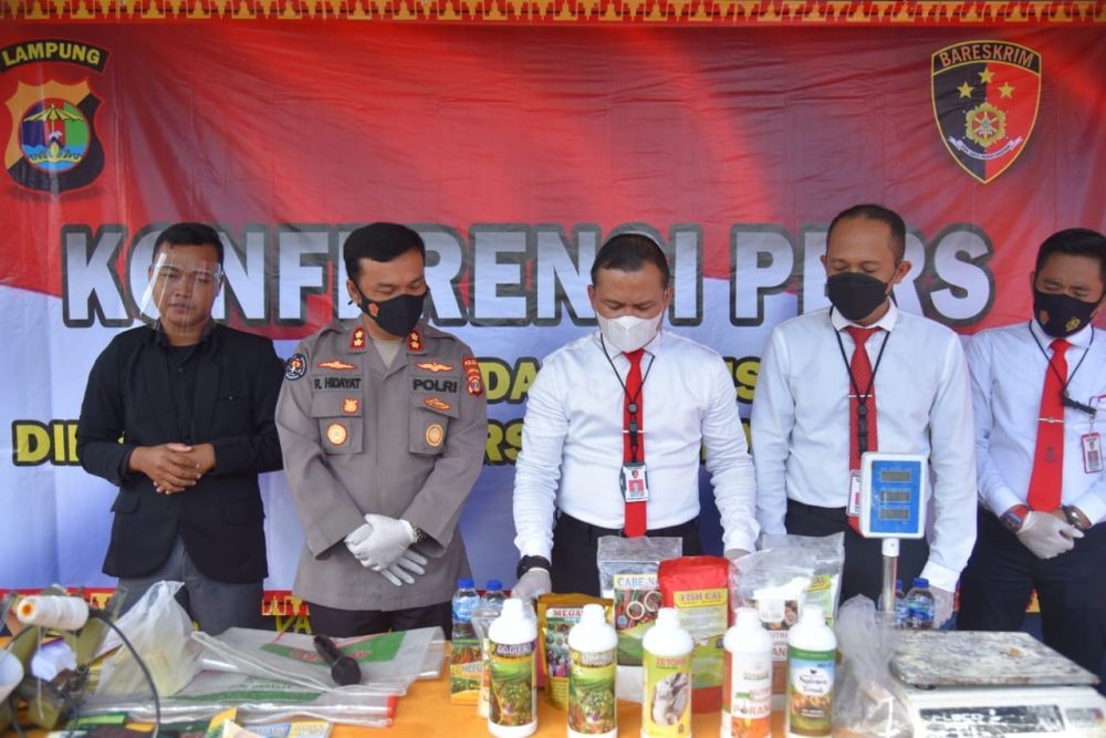 Polda Lampung Bongkar Lokasi Produksi Pupuk Ilegal di Pringsewu