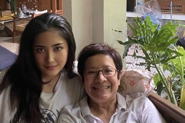 Meninggal, 10 Foto Kenangan Maura Magnalia dan Nurul Arifin Sekeluarga