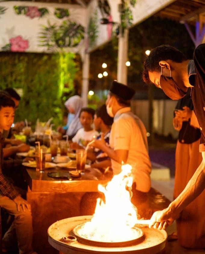 Sensasi Sop Kambing Rempah Ajib Kitchen, Disajikan di Mangkuk Gerabah