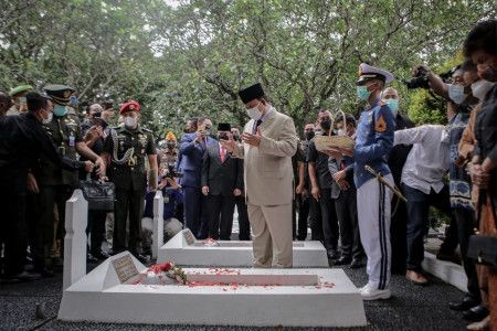 Potret Prabowo Ziarahi Makam Pejuang Pertempuran Lengkong