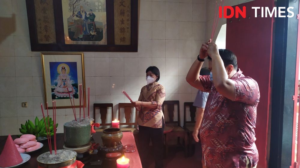 Panggil Para Dewa, Umat Tionghoa Terbangkan Uang Arwah di Gedung Rasa Dharma