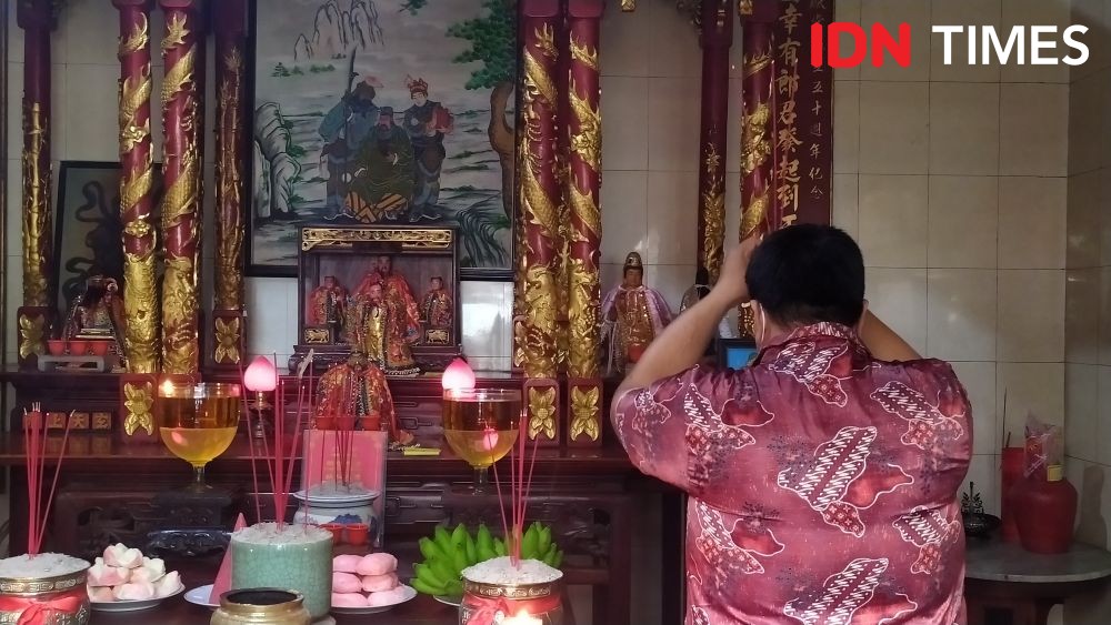Panggil Para Dewa, Umat Tionghoa Terbangkan Uang Arwah di Gedung Rasa Dharma