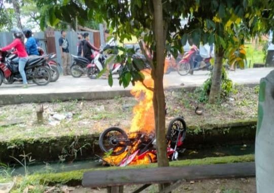 Nekat Menjambret, 2 Pemuda di Srimulya Palembang Dibakar Massa