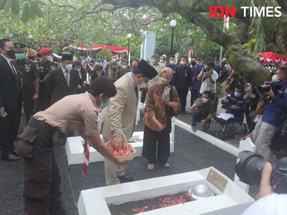 Peringati Bhakti Taruna, Menhan Prabowo Ziarahi Pamannya di Tangerang