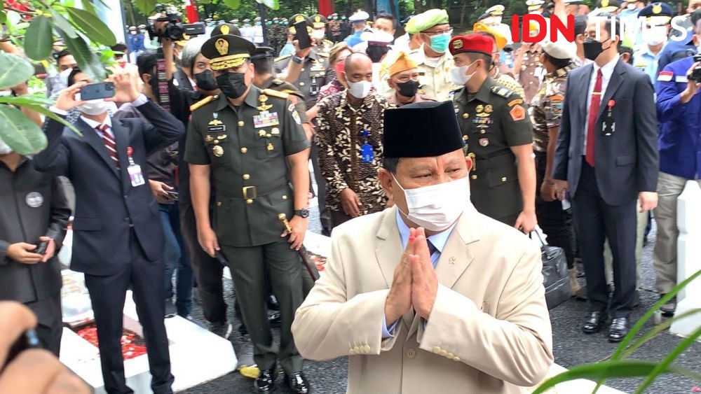 Peringati Bhakti Taruna, Menhan Prabowo Ziarahi Pamannya di Tangerang