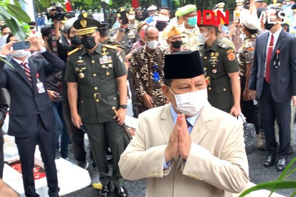 Peringati Bhakti Taruna, Menhan Prabowo Ziarahi Pamannya di Tangerang