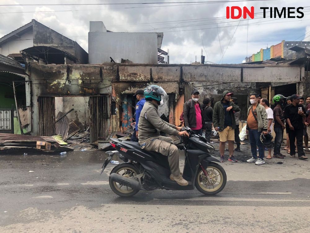 6 Kios di Simpang Bombat Palembang Dilalap Jago Merah