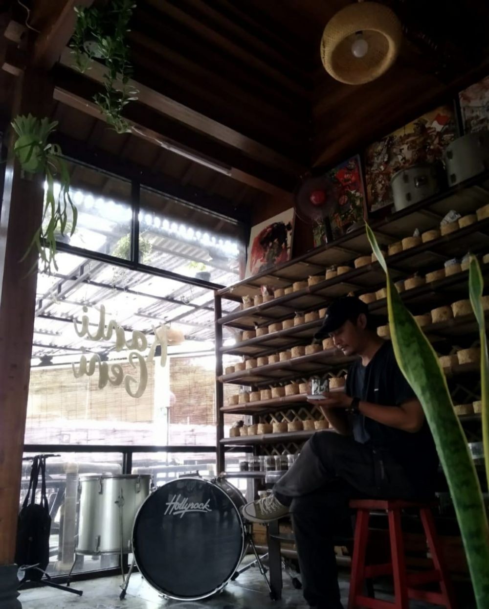 Kedai Kantigeni Padukan Kopi dan Tembakau Khas Nusantara   