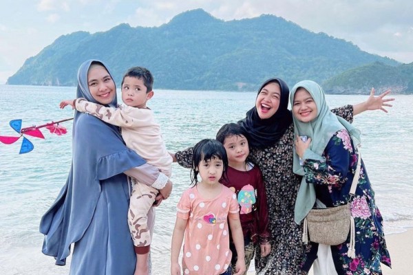 9 Potret Liburan Keluarga Oki Setiana Dewi ke Pantai di Aceh, Seru!