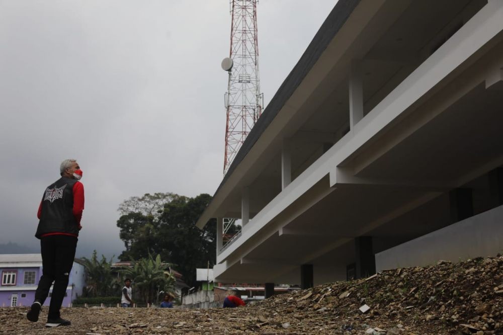 Tembok Bangunan Baru SMA di Karanganyar Abal-abal, Ditendang Jebol