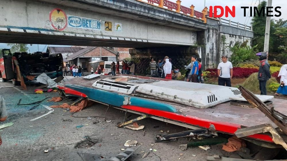Viral, Atap Bus di Padang Panjang Terbelah Hantam Flyover