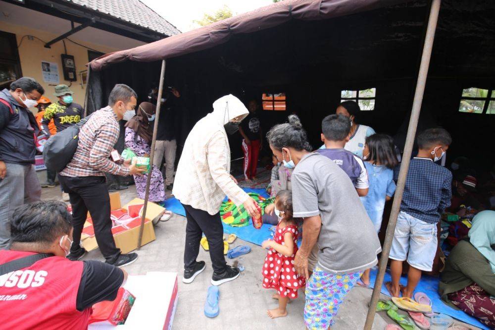 Risma: Anak Yatim Piatu Korban Erupsi Semeru Dapat Bansos