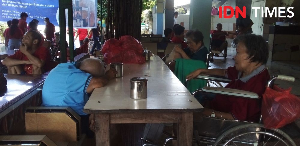 Suka Duka Meddo Selama 12 Tahun Jadi Perawat Panti Jompo