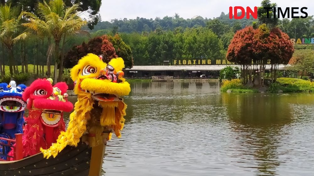 Aksi Barongsoai di Atas Air Sedot Perhatian Wisatawan Floating Market