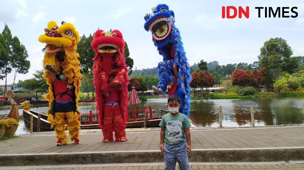 Aksi Barongsoai di Atas Air Sedot Perhatian Wisatawan Floating Market