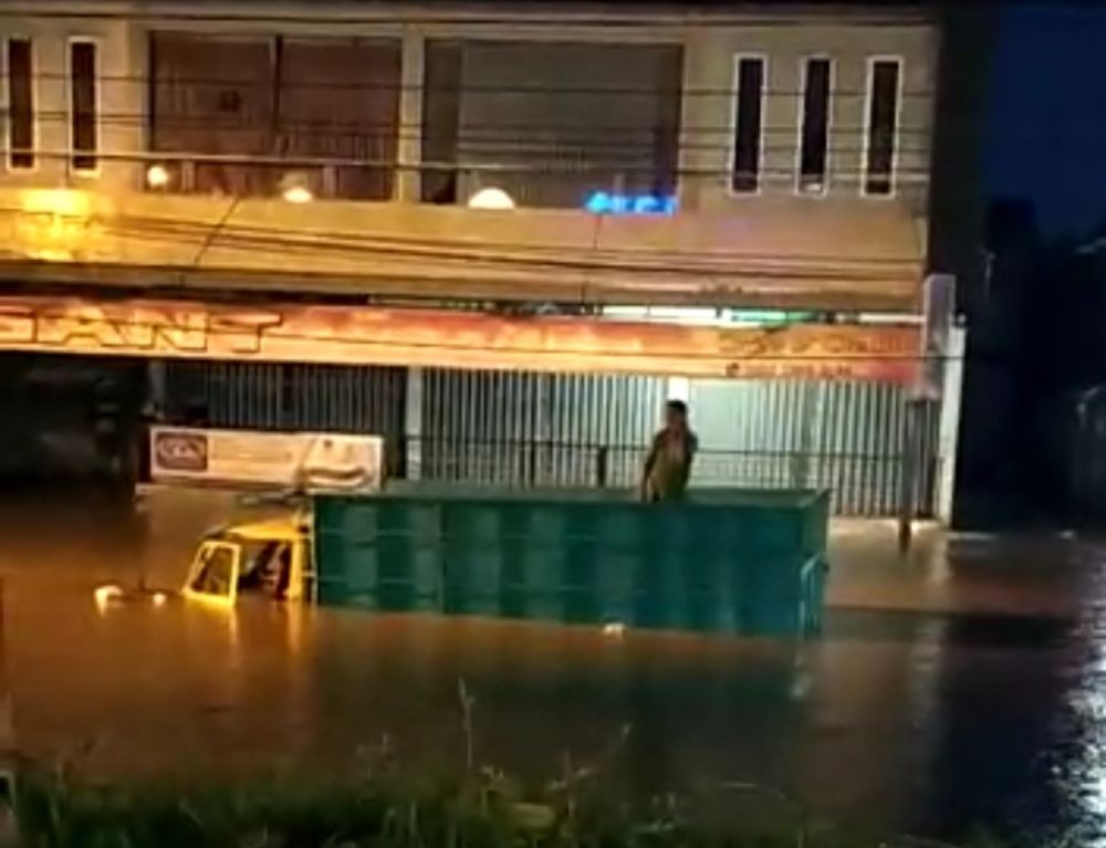 Banjir di Depan Citi Mall Baturaja Nyaris Tenggelamkan Truk