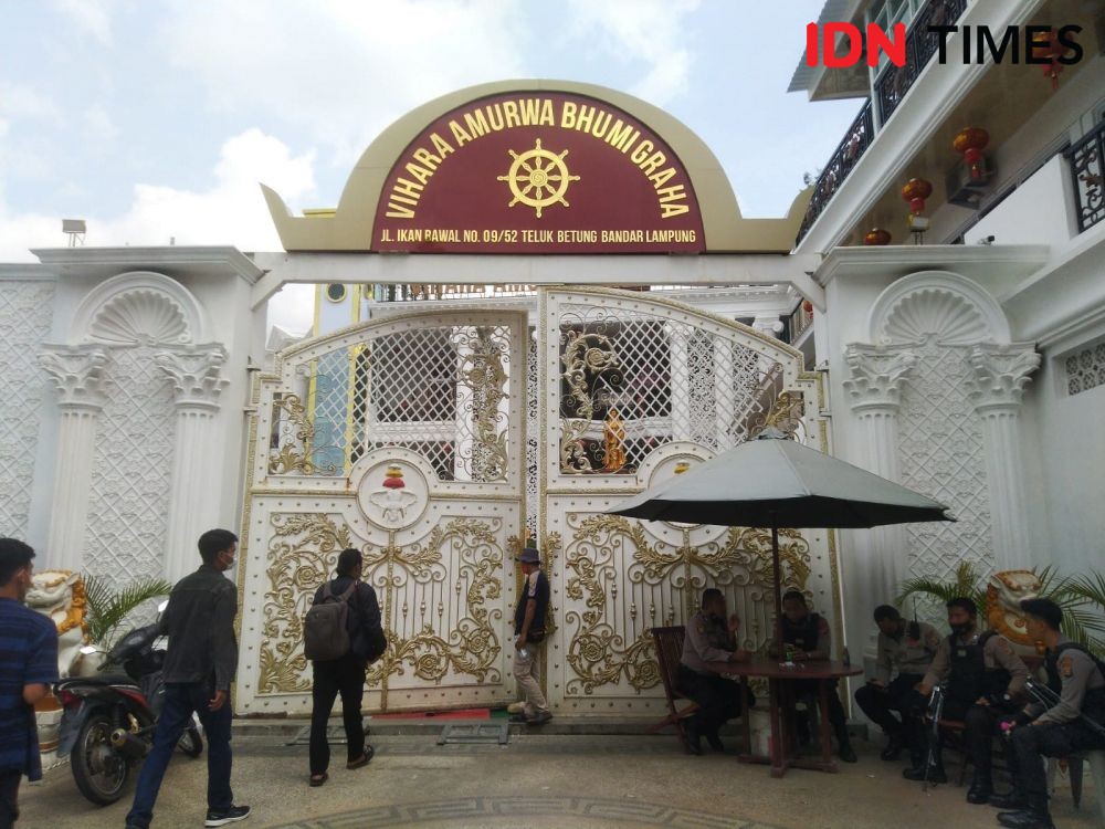 10 Potret Ibadah Imlek dan Fakta Vihara Amurwa Bhumi Graha Bandar Lampung