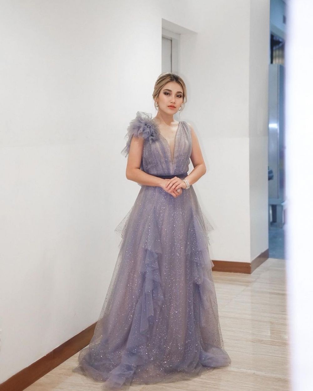 9 Inspirasi Maxi Dress Ala Ayu Ting Ting, Berhias Glitter