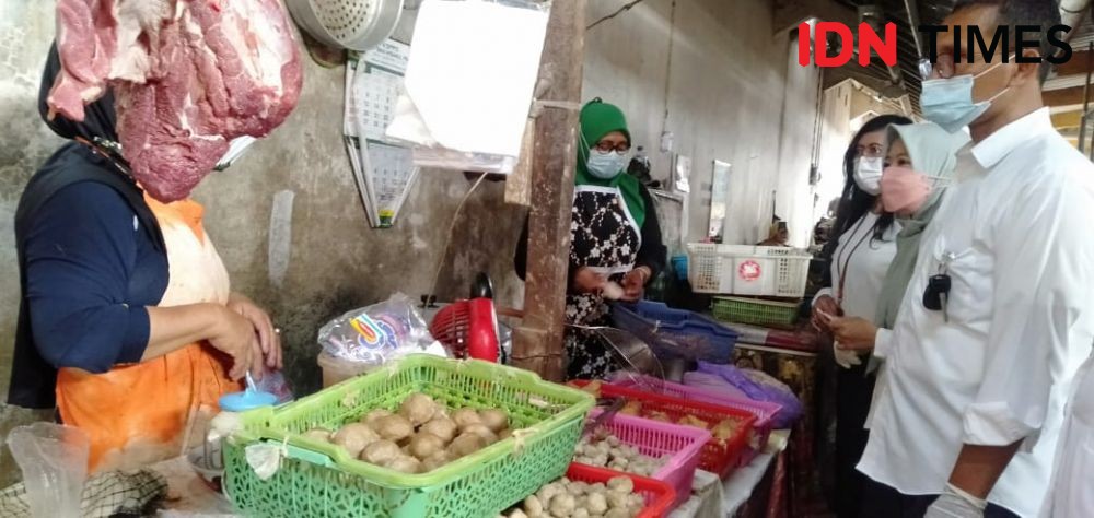Periksa Daging di Pasar, Petugas Temukan Daging Tak Layak Jual 