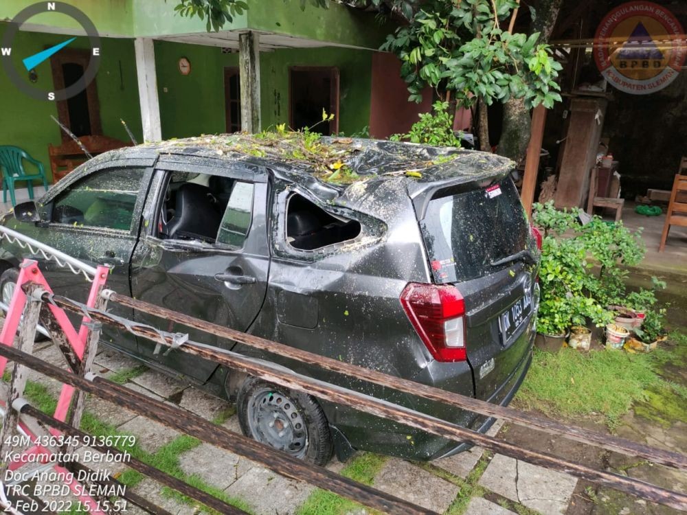 Hujan Deras di Sleman, Puluhan Pohon Timpa Mobil hingga Rumah  